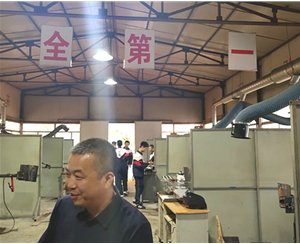 和靈石縣第一職業(yè)高中校領(lǐng)導(dǎo)在?？疾?
                                        class=