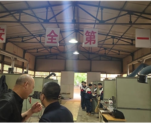 和靈石縣第一職業(yè)高中校領(lǐng)導(dǎo)在?？疾?
                                        class=