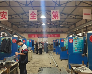 和靈石縣第一職業(yè)高中校領(lǐng)導(dǎo)在?？疾?
                                        class=