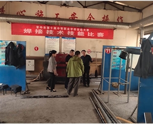 和靈石縣第一職業(yè)高中校領(lǐng)導(dǎo)在?？疾?
                                        class=