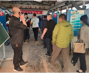 和靈石縣第一職業(yè)高中校領(lǐng)導(dǎo)在?？疾?
                                        class=